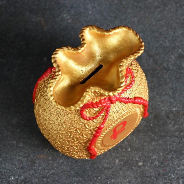картинка Копилка "Мешок денег" рубль красный, золото, 15 см от магазина АСЯ
